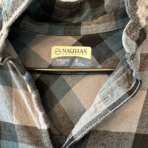 Magellan Outdoors Classic Fit Long Sleeve Button Up Shirt Men’s Small